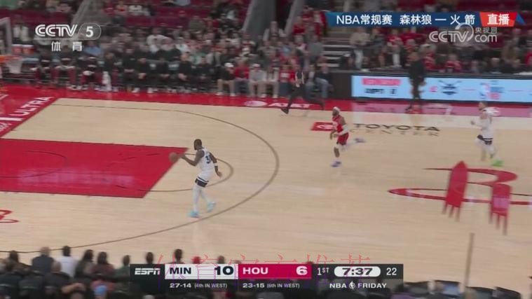 杜兰特进攻被切 兰德尔反击暴扣得手 杜兰特进攻被切 兰德尔反击暴扣得手